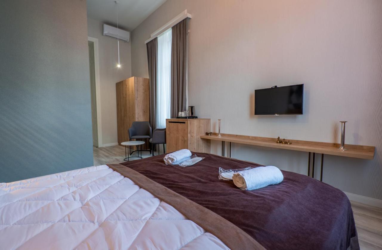 Mini Hotel On Aghmashenebeli Ave Tbilisi Buitenkant foto