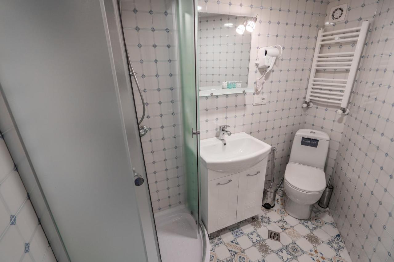 Mini Hotel On Aghmashenebeli Ave Tbilisi Buitenkant foto