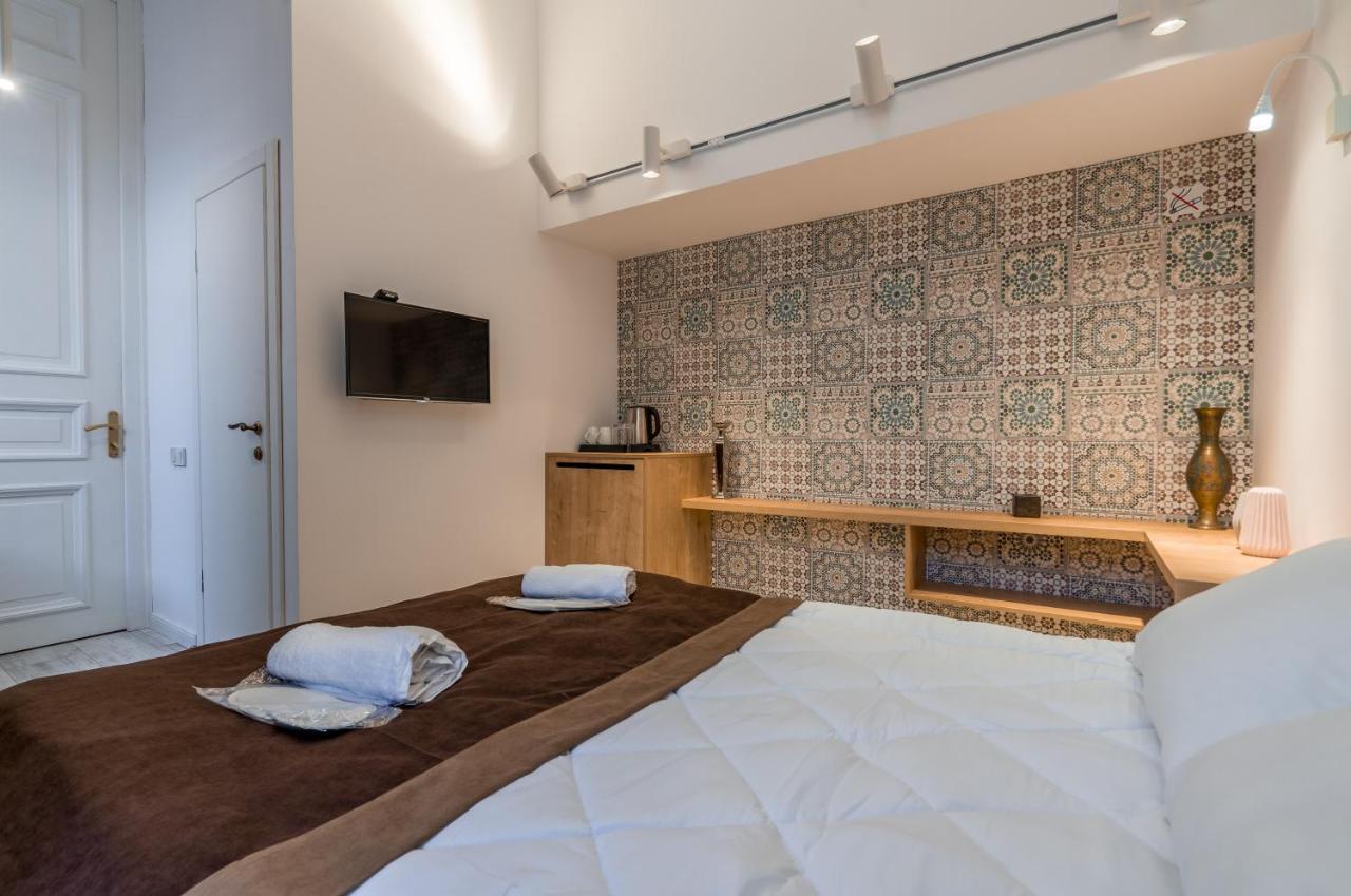 Mini Hotel On Aghmashenebeli Ave Tbilisi Buitenkant foto