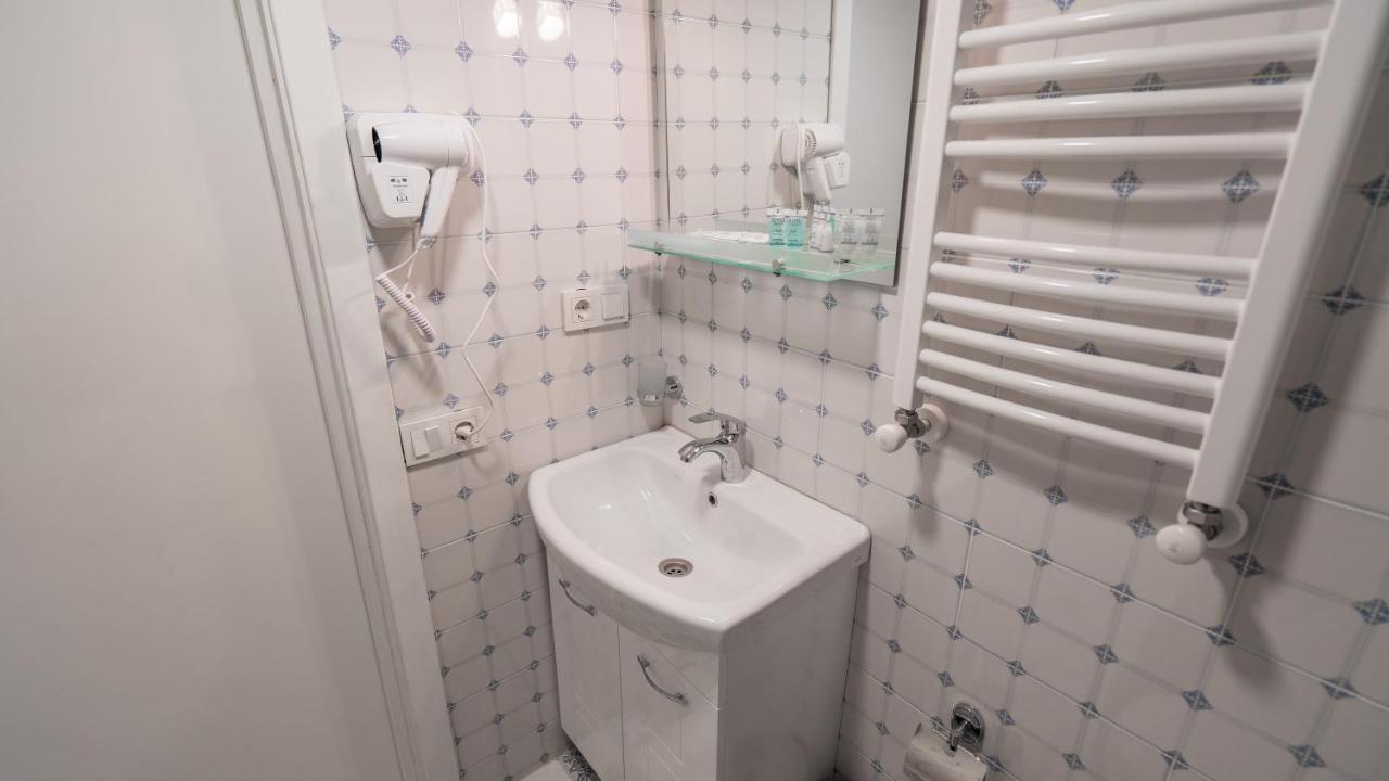 Mini Hotel On Aghmashenebeli Ave Tbilisi Buitenkant foto