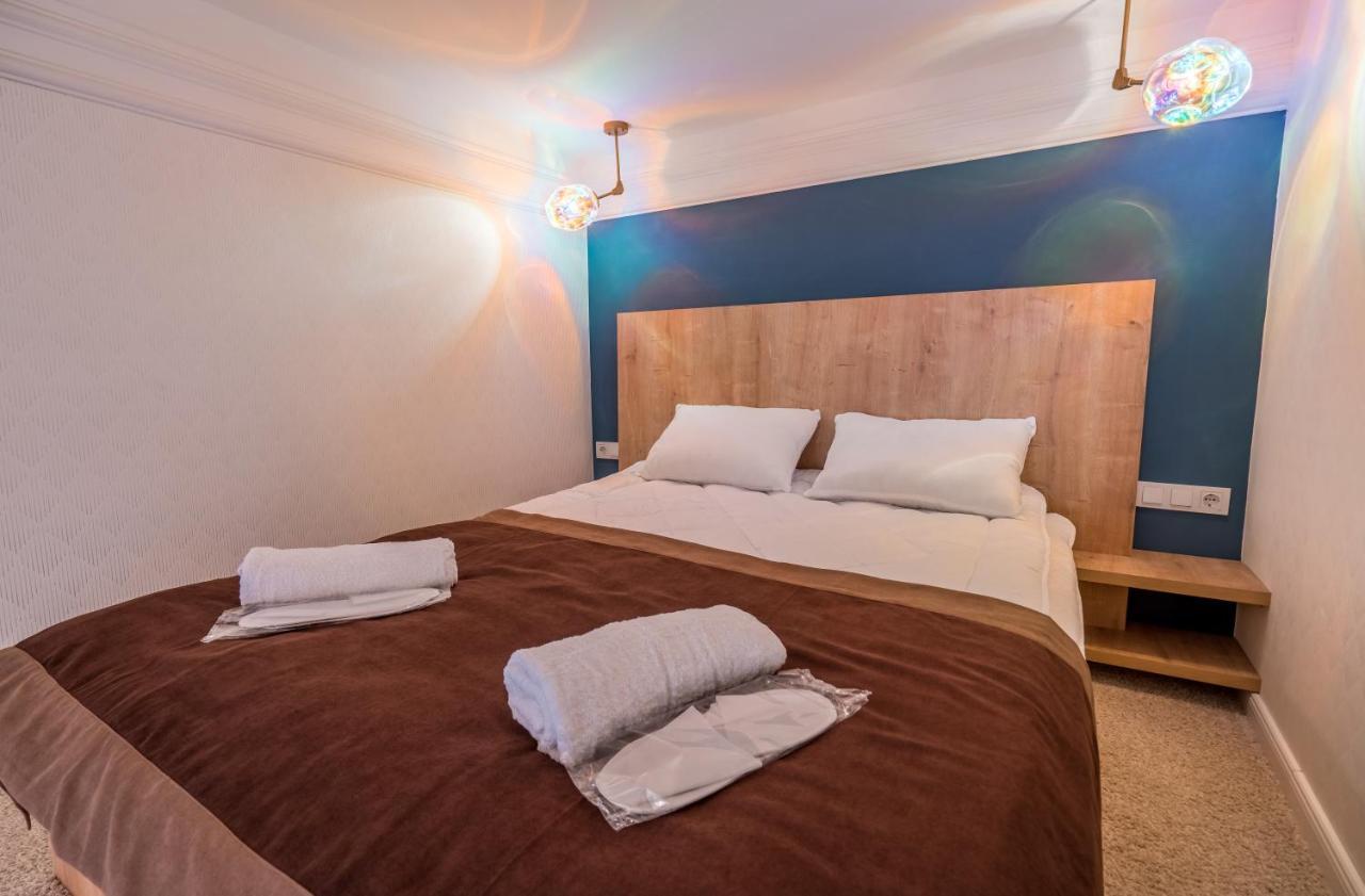 Mini Hotel On Aghmashenebeli Ave Tbilisi Buitenkant foto