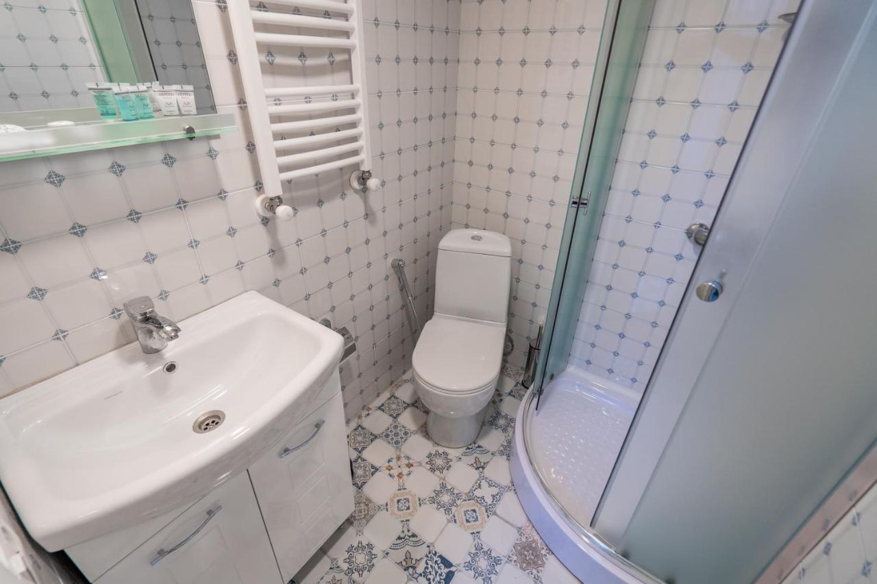 Mini Hotel On Aghmashenebeli Ave Tbilisi Buitenkant foto